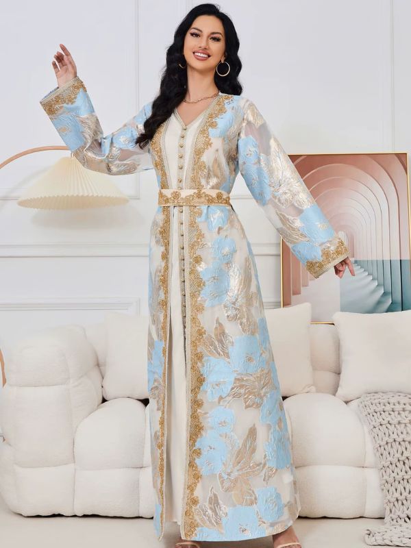 Caftan marocain mariage prestige bleu ciel porté, bras levé, manches en voile brodées aux poignets