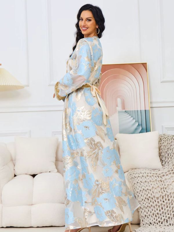 Caftan marocain mariage prestige bleu ciel porté, vue de dos, ceinture nouée en ruban