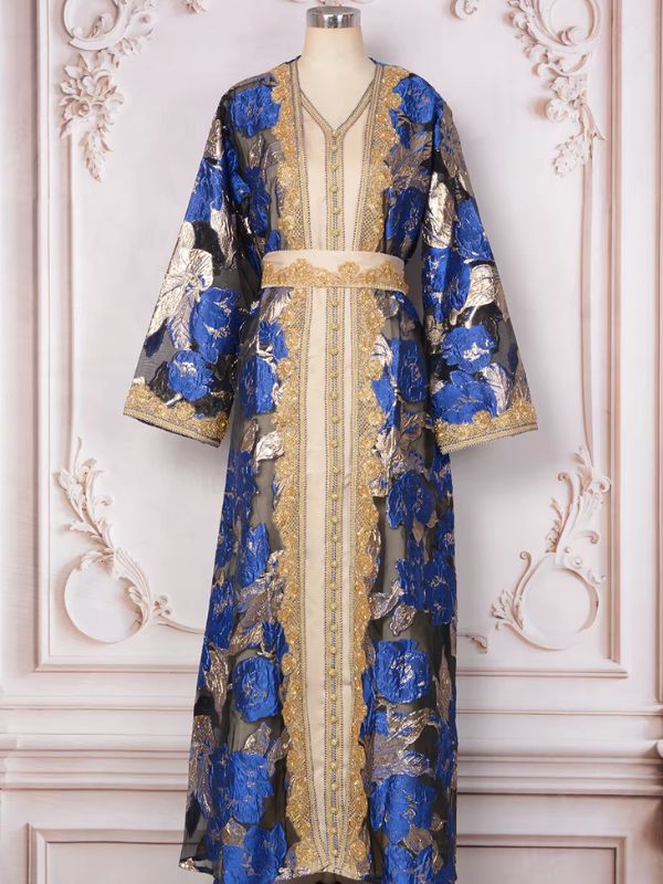 Caftan marocain mariage prestige bleu roi sur mannequin, vue de face, manteau ouvert en jacquard doré sur robe crème