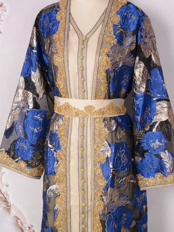 Caftan marocain mariage prestige bleu roi, buste sur mannequin, manches en voile et ceinture perlée dorée