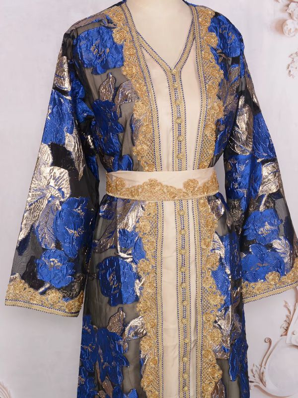 Détail de la robe crème boutonnée, des galons dorés et de la ceinture perlée du caftan marocain mariage bleu roi