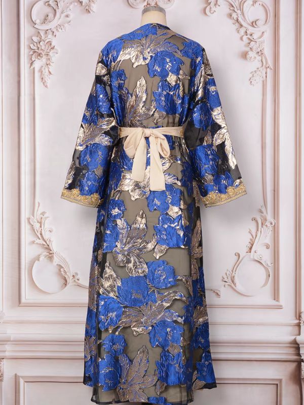 Dos du caftan marocain mariage prestige bleu roi, ceinture satinée nouée et manches en voile