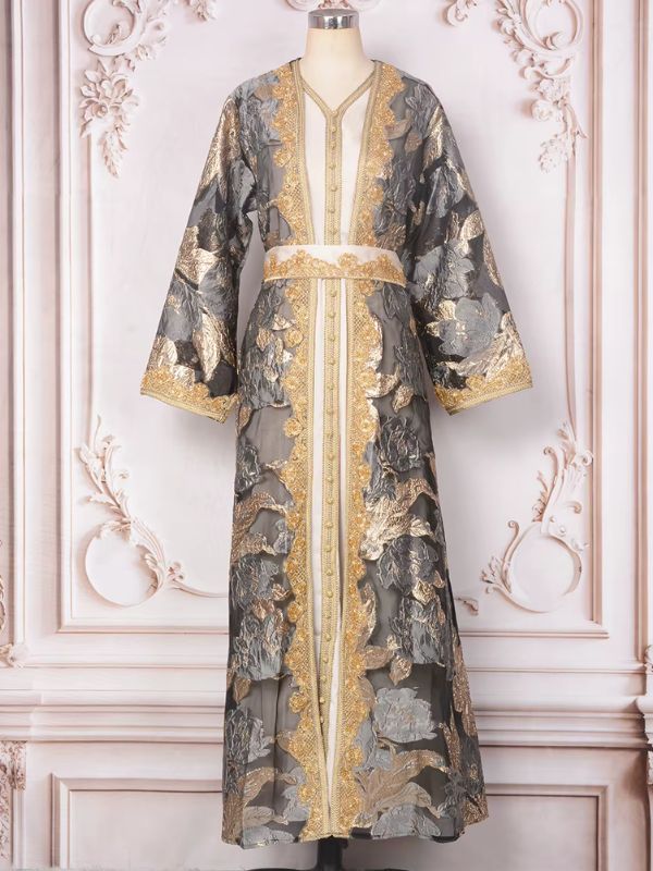Caftan marocain mariage prestige gris ardoise sur mannequin, vue de face, manteau ouvert en jacquard doré sur robe crème