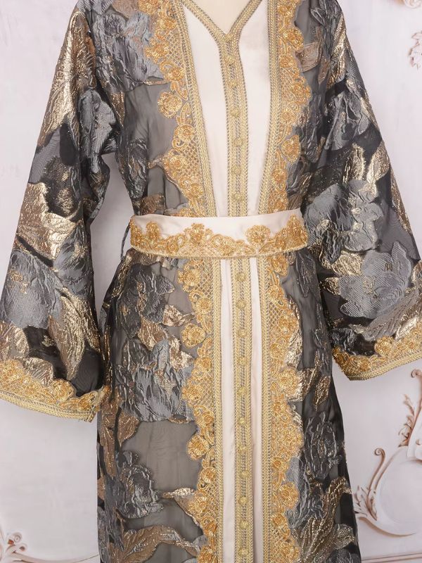 Caftan marocain mariage prestige gris ardoise, buste sur mannequin, manches en voile et ceinture perlée dorée