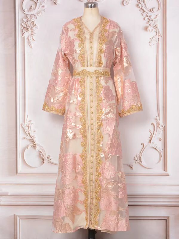 Caftan marocain mariage prestige rose poudré sur mannequin, vue de face, manteau ouvert en jacquard doré sur robe crème