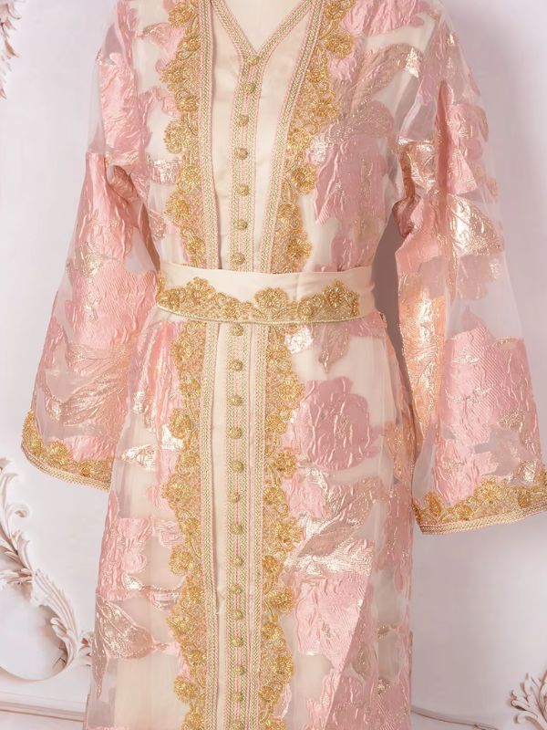 Caftan marocain mariage prestige rose poudré, buste sur mannequin, manches en voile évasées et ceinture perlée
