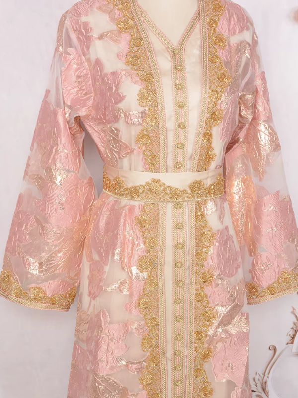 Caftan marocain mariage prestige rose poudré, plan rapproché du col en V et de la rangée de boutons dorés