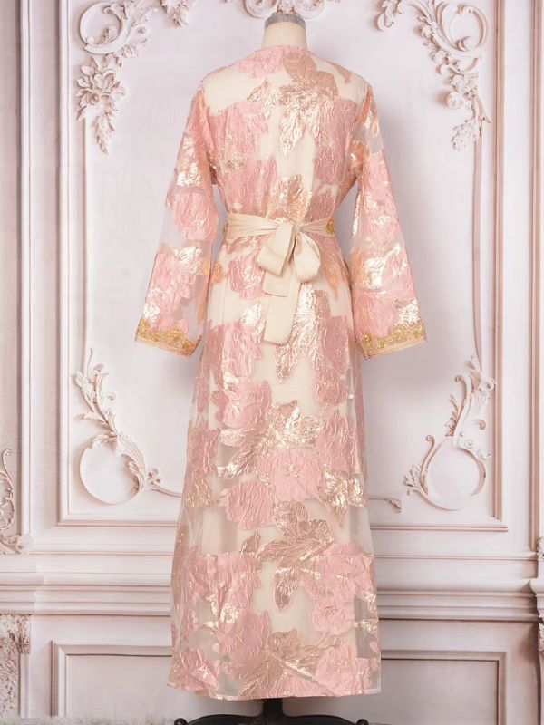 Dos du caftan marocain mariage prestige rose poudré, ceinture satinée nouée et manches en voile