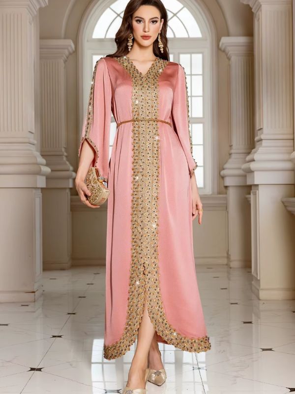 Caftan marocain mariage rose Rose de Dadès porté de face, bande centrale brodée dorée et manches fendues