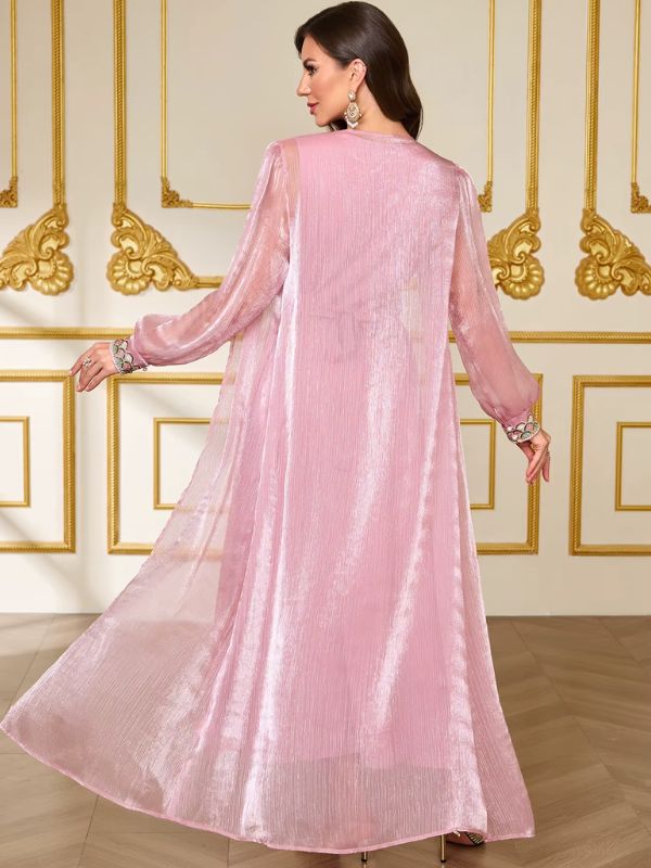 Caftan marocain mariage rose Nacre de Tétouan vu de dos, surcaftan en voile irisé et manches bouffantes à poignets brodés