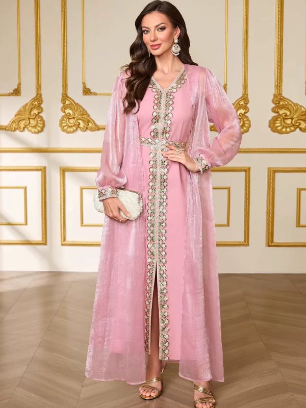 Caftan marocain mariage rose Nacre de Tétouan en pied, main à la taille, robe à col en V et galon brodé sous le voile irisé