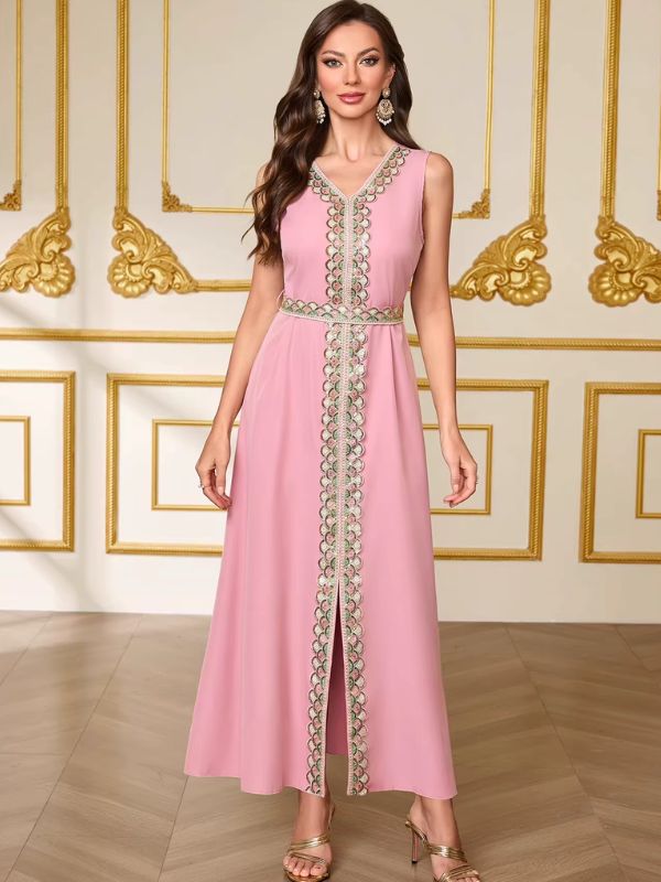 Robe longue rose sans manches du caftan Nacre de Tétouan, col en V, galon brodé doré et vert et fente centrale