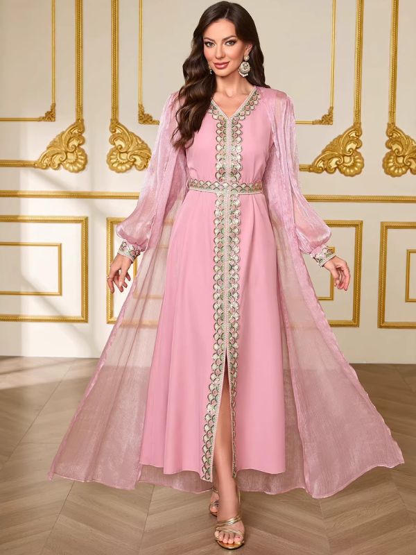 Caftan marocain rose Nacre de Tétouan de face, surcaftan en voile irisé aux manches bouffantes et robe longue à galon brodé