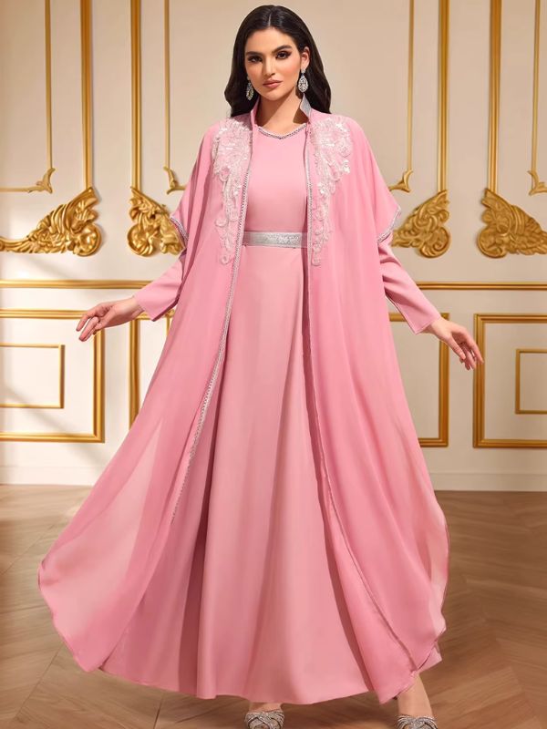 Caftan marocain mariage rose deux pièces Pétale de Meknès porté de face, surcaftan ouvert brodé et robe ceinturée