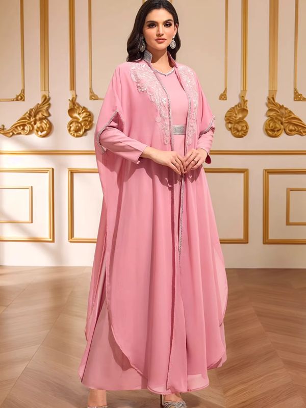 Caftan marocain mariage rose deux pièces Pétale de Meknès porté de face, surcaftan ouvert brodé et robe ceinturée