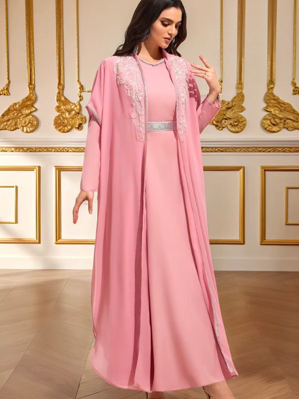 Caftan marocain rose Pétale de Meknès de trois quarts, broderies florales à sequins sur les épaules du surcaftan