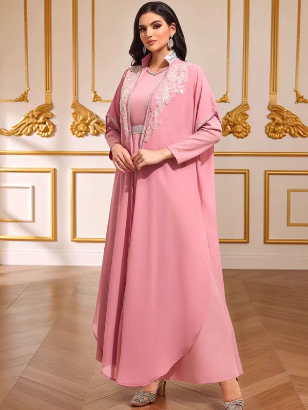 Caftan rose Pétale de Meknès de trois quarts, pans arrondis du surcaftan retombant sur la robe longue
