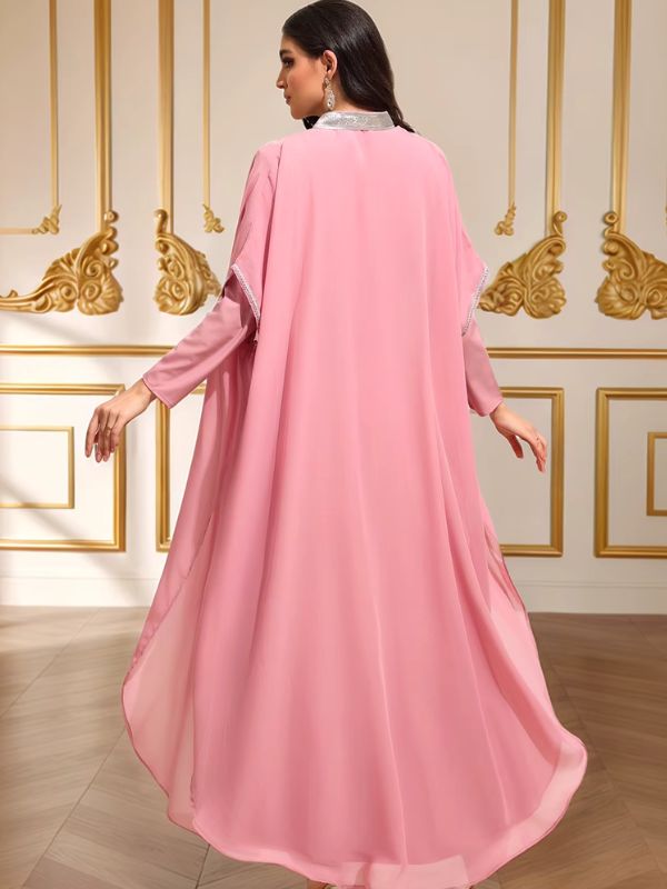 Caftan marocain rose Pétale de Meknès vu de dos, col montant argenté et surcaftan fluide jusqu'aux chevilles