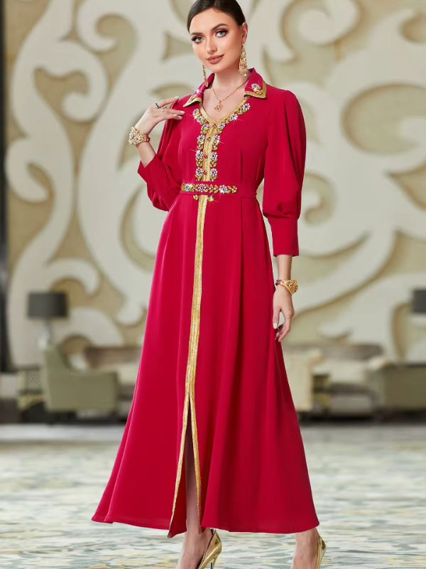 Caftan marocain mariage rouge de trois quarts, manches ballon resserrées aux poignets et ceinture strassée
