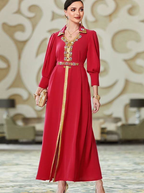 Caftan marocain mariage rouge avec pochette dorée, galon doré central descendant jusqu'à la fente de l'ourlet