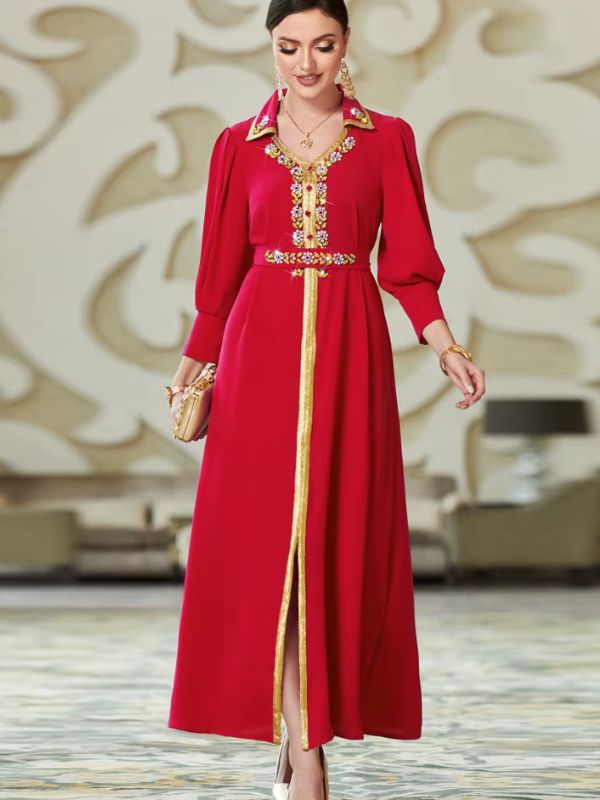 Caftan marocain mariage rouge porté de face, jupe évasée et fente centrale bordée de galon doré