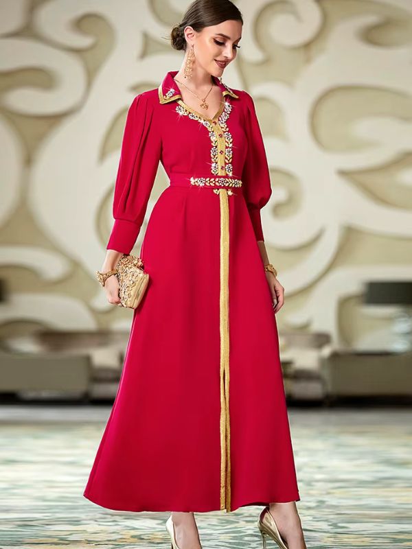 Caftan marocain mariage rouge en pied avec pochette dorée, jupe évasée jusqu'aux chevilles