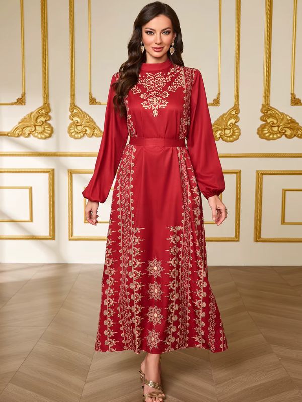 Caftan marocain mariage rouge Braise de Fès porté de face, col montant, motifs dorés et ceinture à la taille