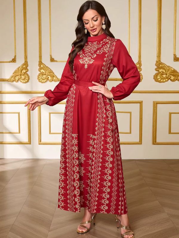 Caftan marocain mariage rouge, bras écarté laissant voir la manche ballon resserrée au poignet