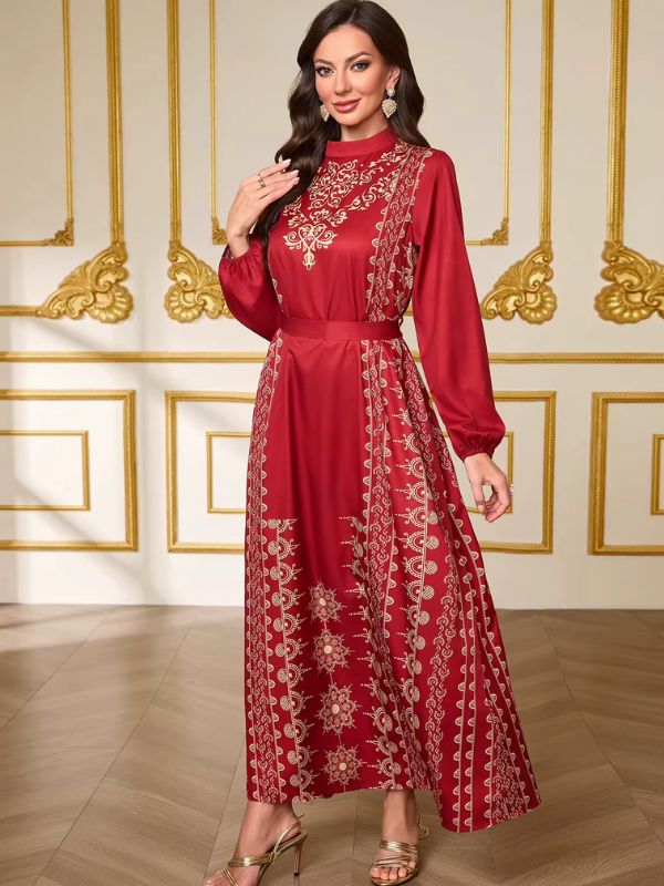 Caftan marocain mariage rouge de face, main sur le cœur, grand médaillon doré sous le col montant