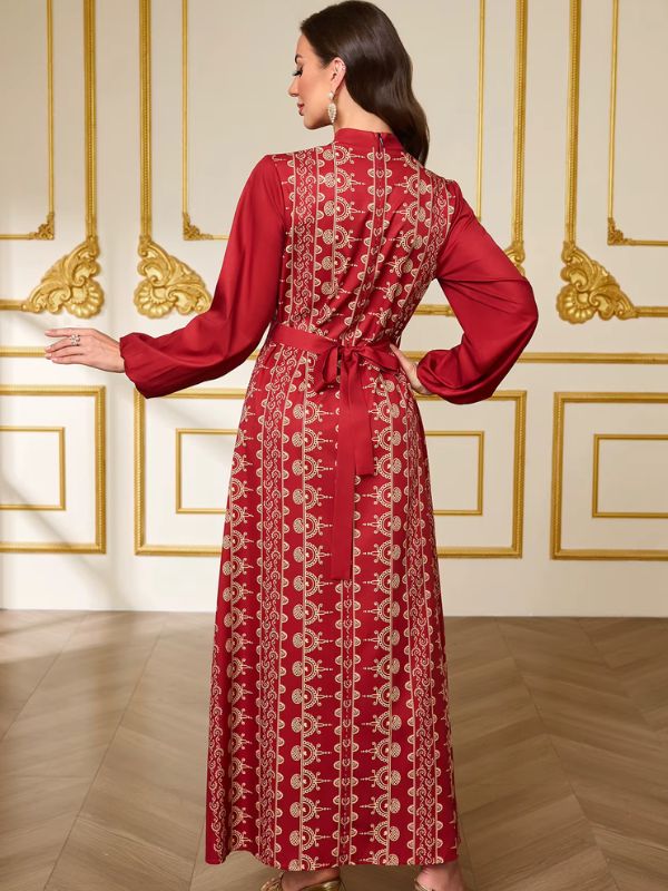 Dos du caftan marocain mariage rouge, fermeture zippée, ruban noué à la taille et motifs dorés verticaux