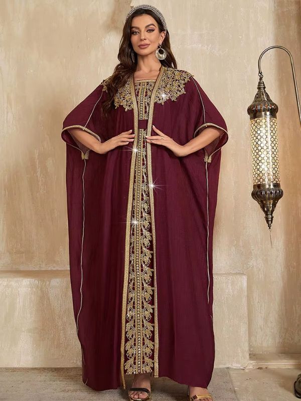 Caftan bordeaux sophistiqué, parfait pour les grandes occasions