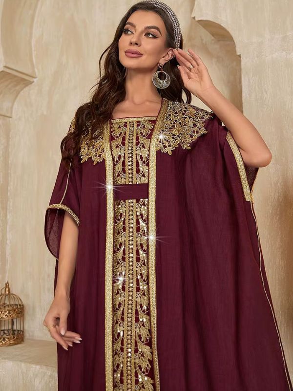 Caftan bordeaux sophistiqué, parfait pour les grandes occasions