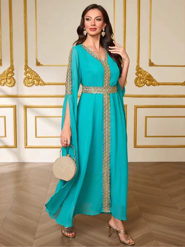 Caftan marocain mariage turquoise Onde d'Essaouira de trois quarts, col en V bordé de galon doré et manche fendue en voile