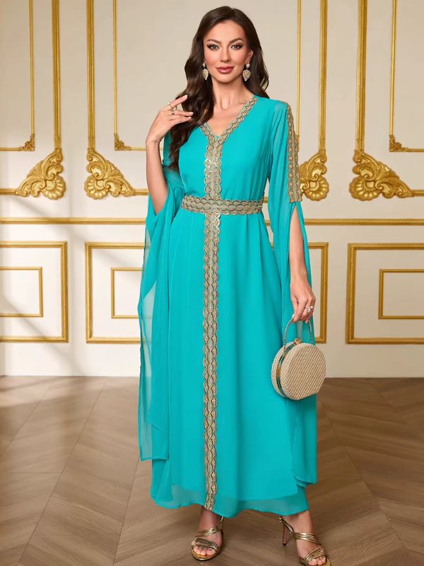 Caftan marocain mariage turquoise porté de face, galon doré central et ceinture brodée soulignant la taille