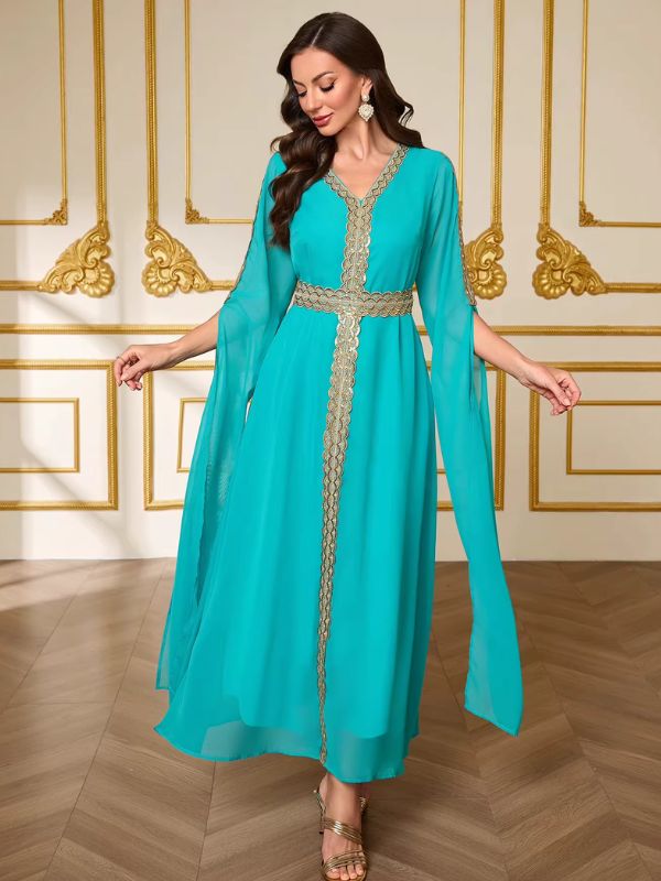 Caftan marocain mariage turquoise porté de face, bras écartés laissant voir les longs pans de voile des manches fendues