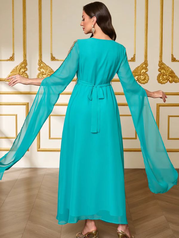 Dos du caftan marocain mariage turquoise, ruban assorti noué à la taille et manches en voile aux longs pans