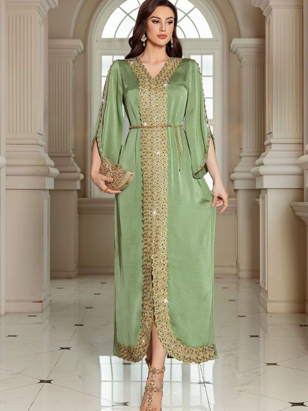 Caftan marocain mariage vert amande Menthe d'Oujda porté de face, bande centrale brodée dorée et manches fendues
