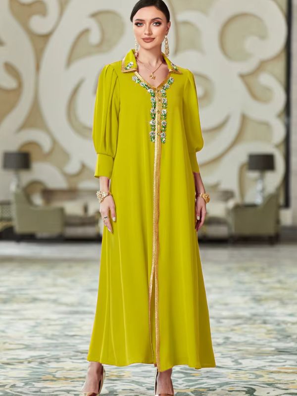 Caftan marocain mariage vert anis Cédrat de Tétouan porté de face, col chemise doré et galon central