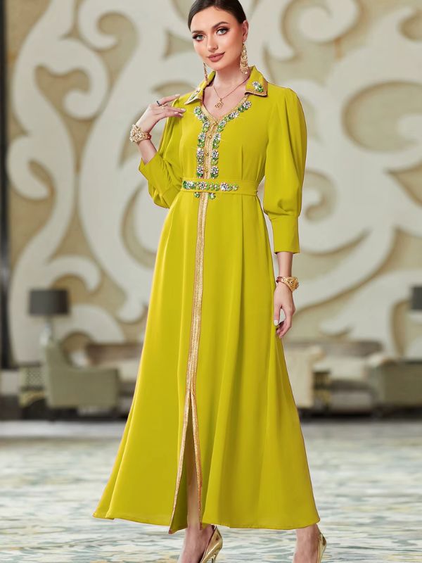 Caftan marocain mariage vert anis de trois quarts, main sur le buste, manches ballon et ceinture strassée