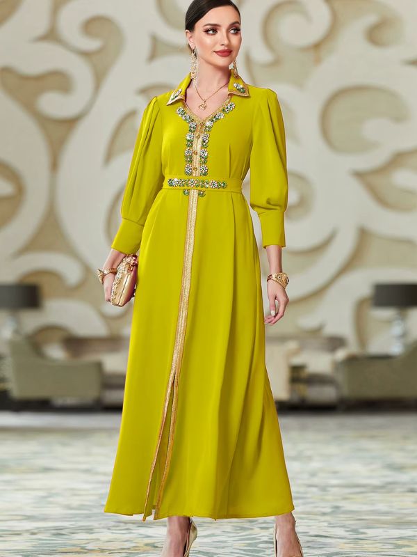 Caftan marocain mariage vert anis avec pochette dorée, galon doré central et fente à l'ourlet