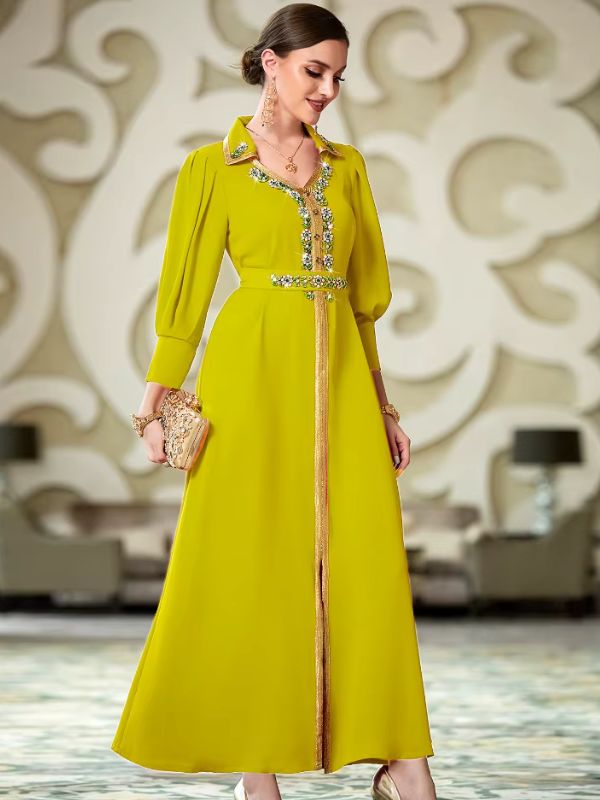 Caftan marocain mariage vert anis de trois quarts, jupe évasée et galon doré sur toute la longueur