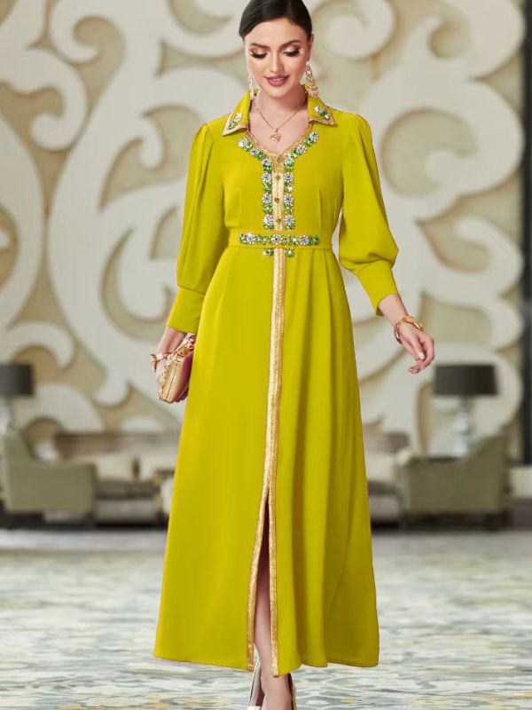 Caftan marocain mariage vert anis en pied, ceinture strassée et longue jupe fendue