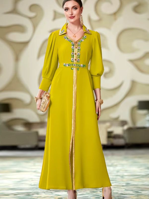 Caftan marocain mariage vert anis porté de face avec pochette, manches ballon resserrées aux poignets