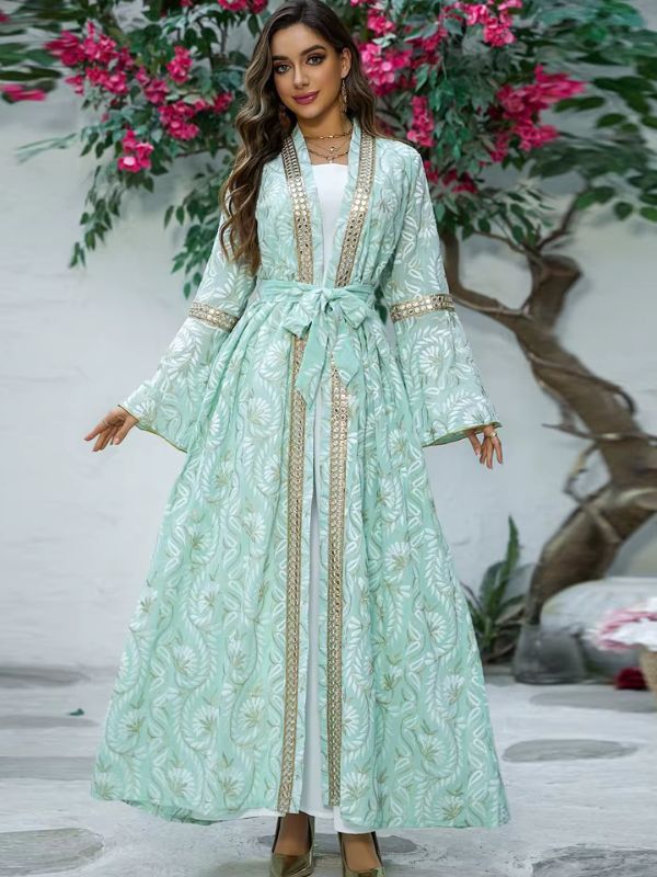 Vue d'une femme en caftan marocain vert menthe porté avec élégance