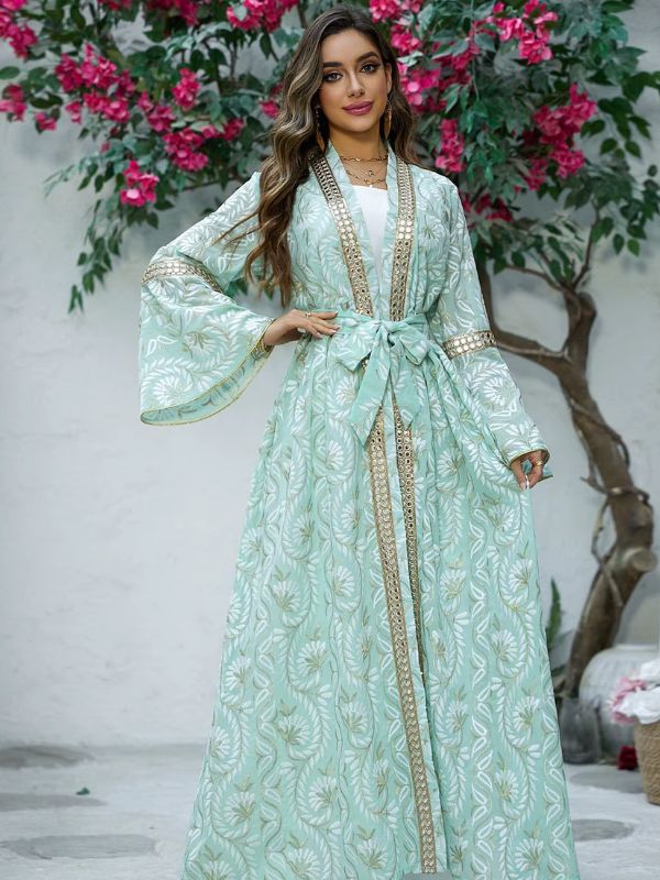 Une femme souriante porte un caftan marocain vert menthe