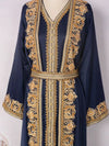 Détail des broderies dorées sur un caftan marocain bleu royal