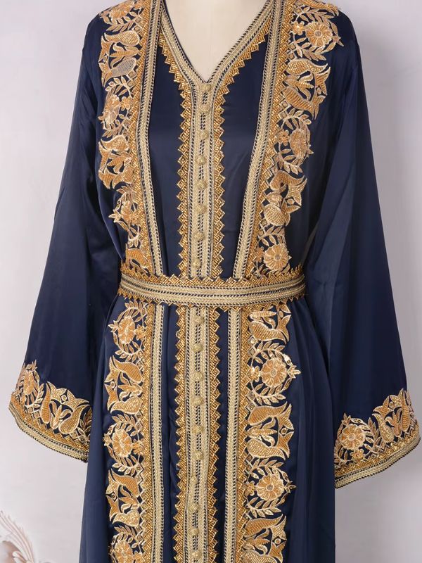 Caftan marocain bleu royal avec ceinture brodée et finitions dorées