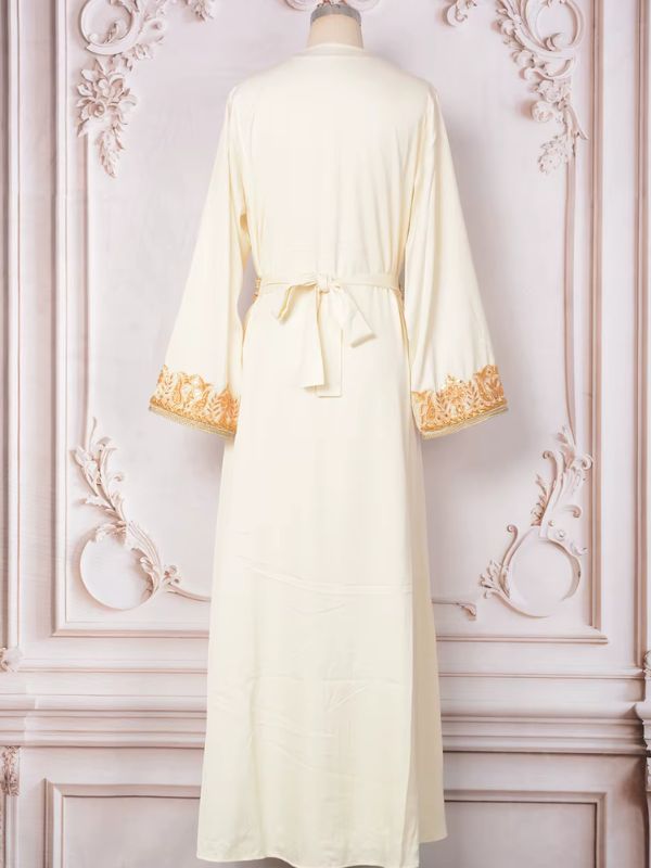 Vue arrière d&#39;un caftan marocain ivoire avec manches larges 