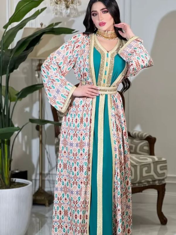 Femme portant un caftan marocain deux pièces écru à motifs géométriques et robe intérieure émeraude, ceinture sequins dorée, col en V