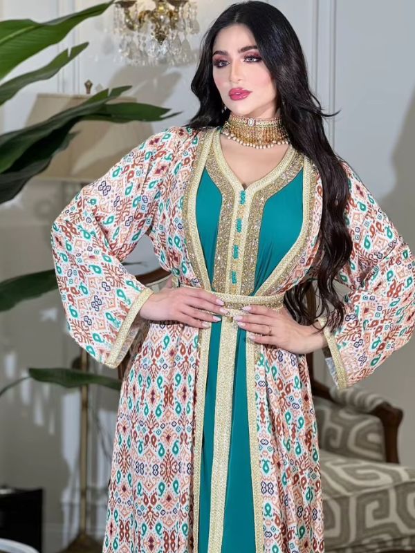Femme portant un caftan marocain deux pièces